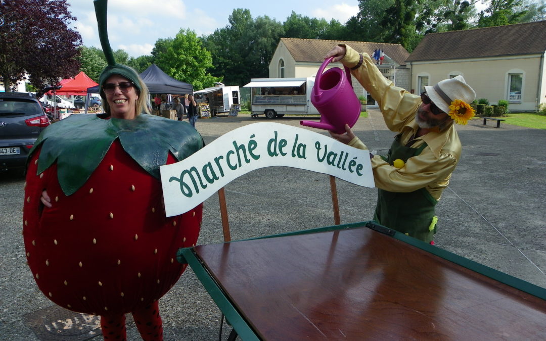 La compagnie “Pile Poil” sur le marché de la Vallée à Montgeroult