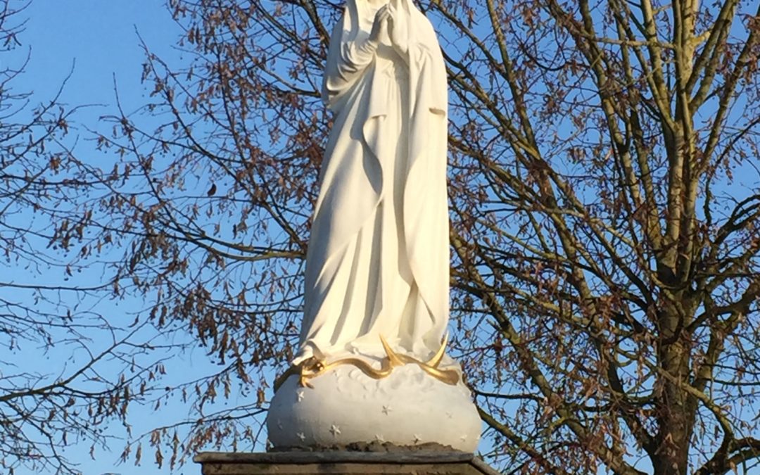 Après six mois d’absence et une belle restauration, la statue de la vierge vient de retrouver sa place sur un piédestal tout neuf.